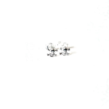 Pendiente de plata de ley con forma de calavera. Ideales si tienes un agujerito adicional. Son ideales para combinar con tu look diario. SE VENDEN SUELTOS - LA UNIDAD EQUIVALE A 1 SOLO PENDIENTE